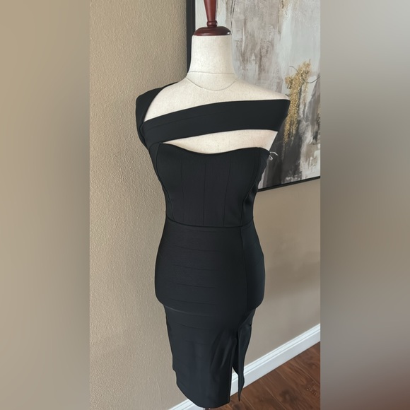 Elegant Black Off-Shoulder Dress - Picture 8 of 11